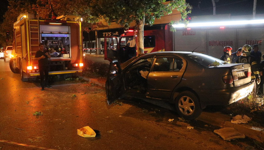 Otomobil ağaca çarptı: 2 ölü, 1 ağır yaralı