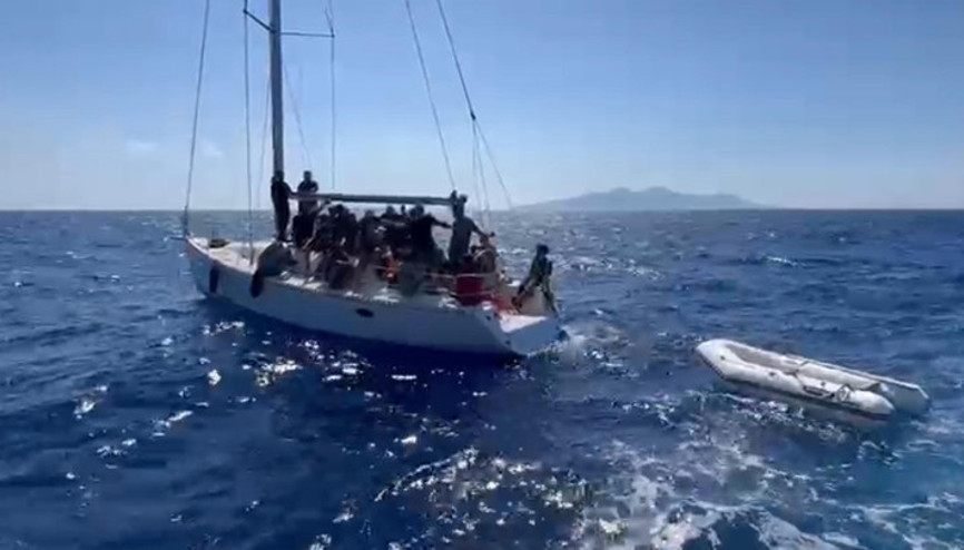 Datça açıklarında lastik bottaki 9u çocuk 43 kaçak göçmen kurtarıldı