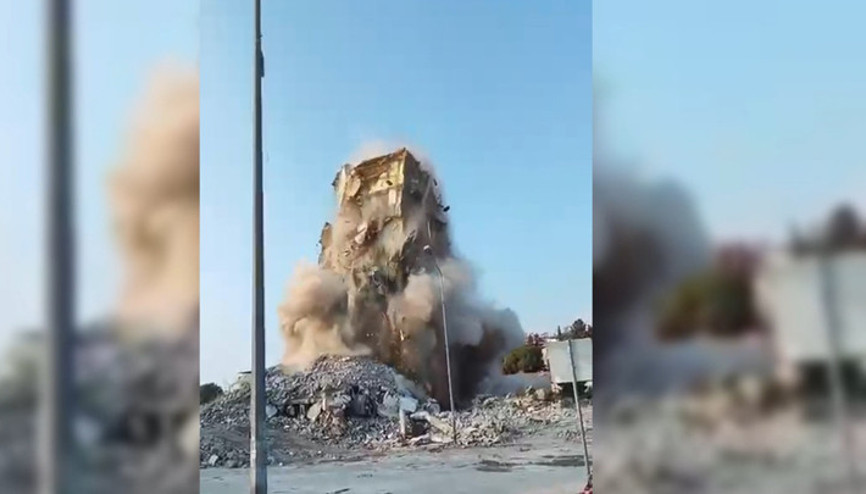 Osmaniyede hasarlı bina yıkılırken çöktü İş makinesi operatörü son anda kurtuldu