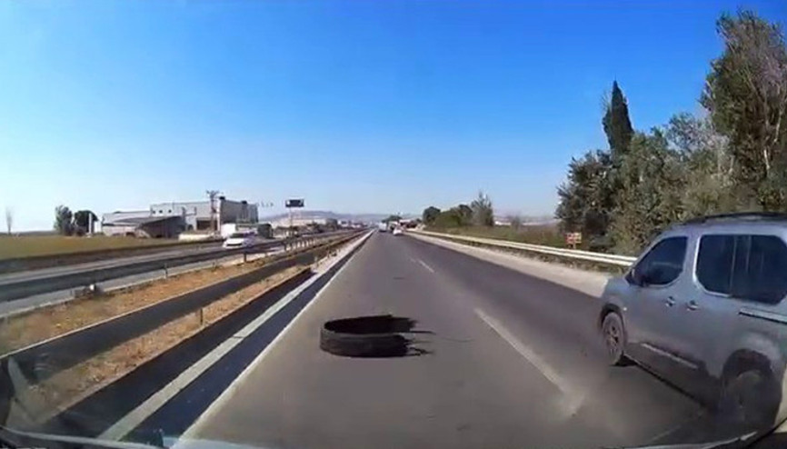 Sürücü isyan etti... Karayoluna atılan kamyon lastiği kazaya sebep oldu