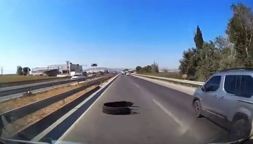 Karayolundaki lastik kazaya sebep oldu, sürücü isyan etti: O anlar kamerada Karayolundaki lastik kazaya sebep oldu, sürücü isyan etti: O anlar kamerada