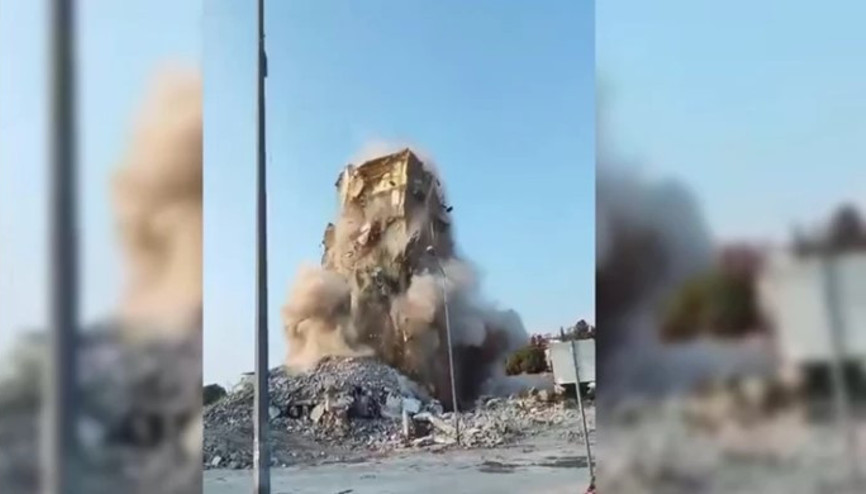 Hasarlı bina yıkılırken çöktü, operatör son anda kurtuldu