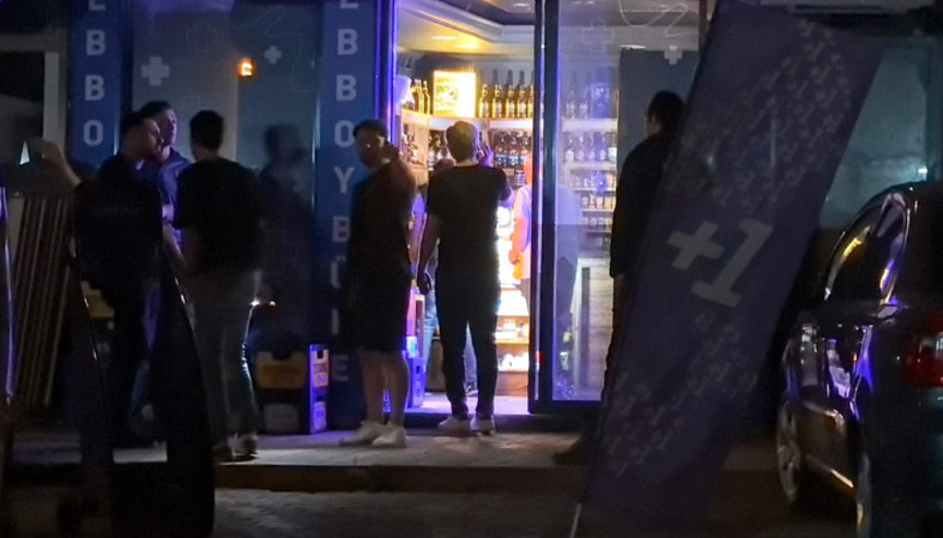 Araçla gelen şüpheliler, büfeye silahla ateş açtı