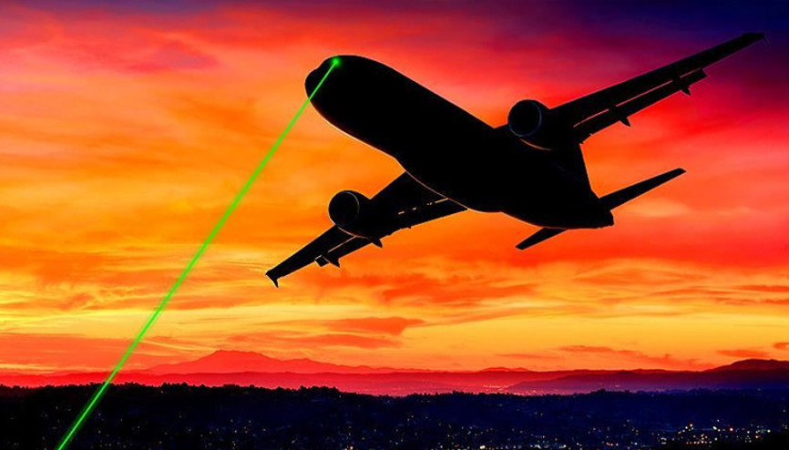 Kazakistandan uçaklara lazer tutanlara 10 yıla kadar hapis cezası kararı