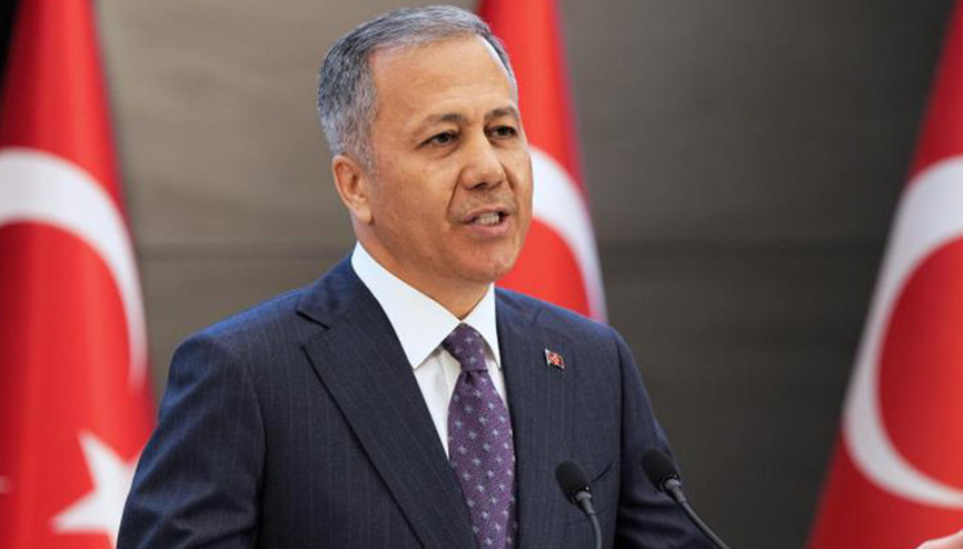 Bakan Yerlikaya duyurdu: Kırmızı bültenle aranan 3 suçlu Rusyadan Türkiyeye getirildi