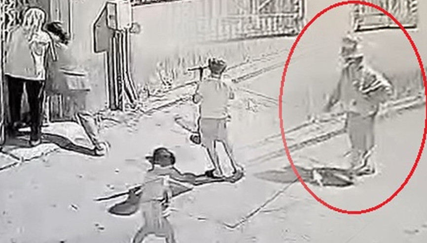 Bursada bir tuhaf olay Sokakta görenlerin yüreği ağzına geldi... İki kadın çocuklarını alıp eve kaçtı