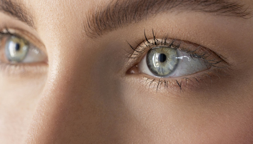 Aynadaki yorgunluk kalıcı mı Göz çevresi yaşlanmadan nasıl korunur