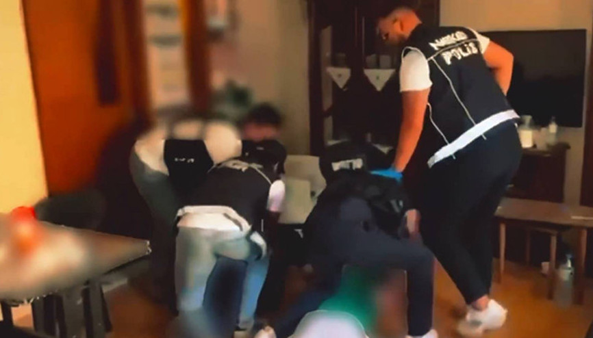 İzmirde narkotik operasyonu: Yüklü miktarda uyuşturucu ve kimyasal ele geçirildi