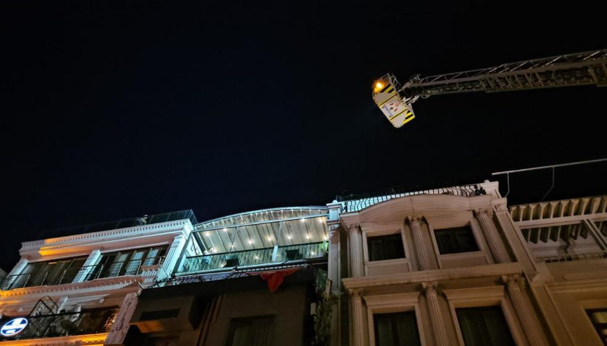 Fatihe otelde korkutan yangın: Konaklayanlar tahliye edildi