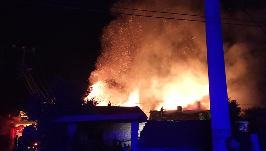 Kütahya’da çıkan yangında 3 ev kullanılamaz hale geldi