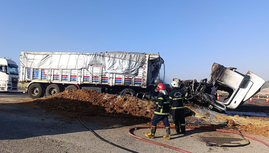 Gaziantepte arpa yüklü TIR yandı; şoför yaralı Gaziantepte arpa yüklü TIR yandı; şoför yaralı