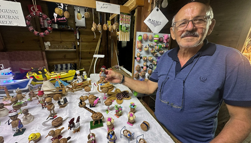 Ceviz kabuklarını süs eşyasına dönüştürüyor Ceviz kabuklarını süs eşyasına dönüştürüyor