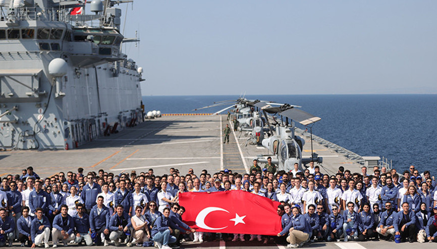 Gençler, Zafer Haftasında TCG Anadolu ile yolculuk yaptı