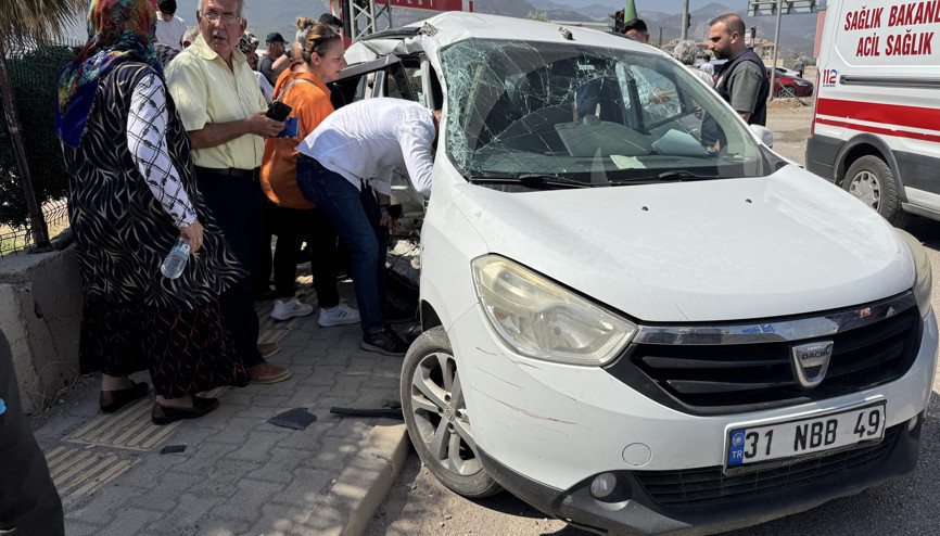 Düğüne gidenleri taşıyan otomobil ile çekici çarpıştı; 3 ölü, 2 yaralı