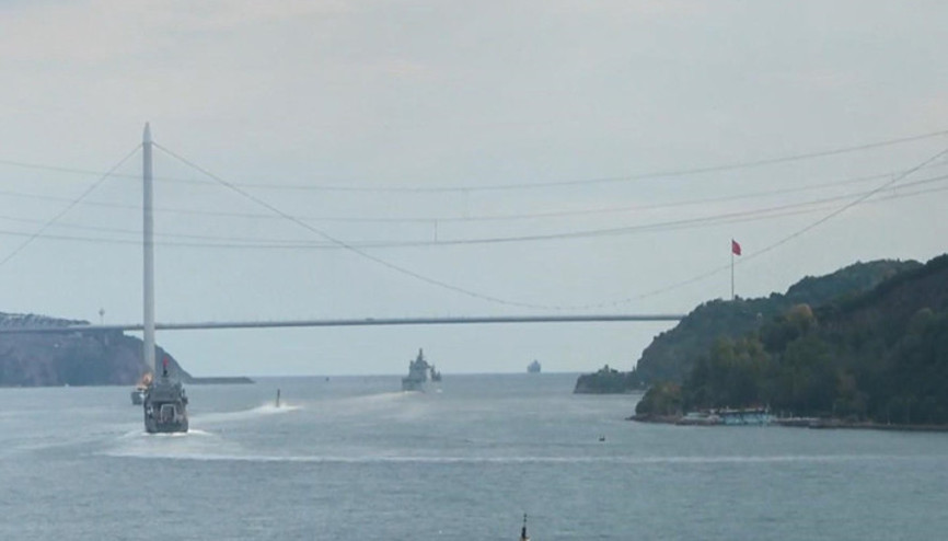 TCG Anadolu Mavi Vatan Boğaz Geçişi için Sarayburnundan demir aldı TCG Anadolu Mavi Vatan Boğaz Geçişi için Sarayburnundan demir aldı