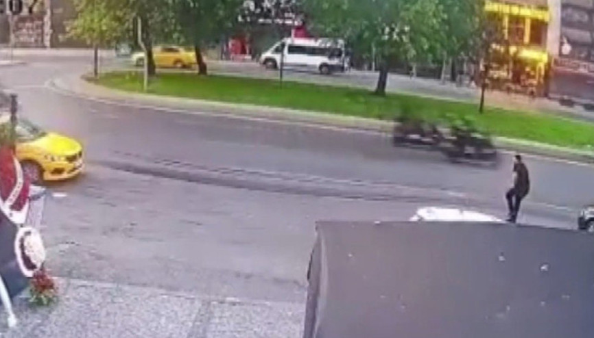 Beyoğlunda haraç almak için iş yeri kurşunladılar: 3 şüpheli gözaltına alındı Beyoğlunda haraç almak için iş yeri kurşunladılar: 3 şüpheli gözaltına alındı