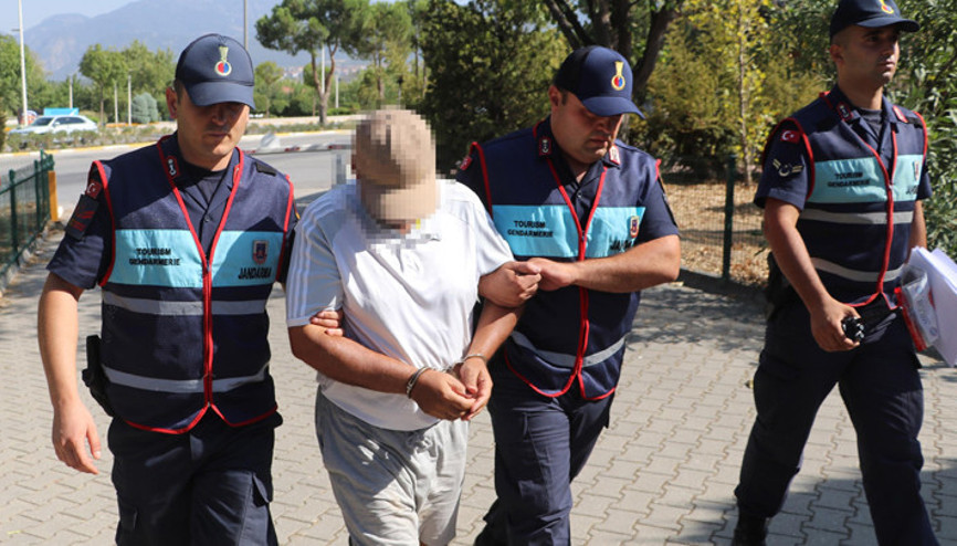 Devriye gezen Jandarma ekipleri fark etti Turistleri gizlice çeken şüpheliye gözaltı