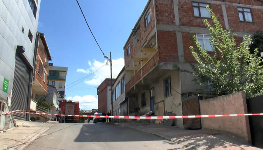 Bursadaki 3.3lük deprem sonrası Sultanbeylide 3 katlı bina çökme riski nedeniyle boşaltıldı Bursadaki 3.3lük deprem sonrası Sultanbeylide 3 katlı bina çökme riski nedeniyle boşaltıldı