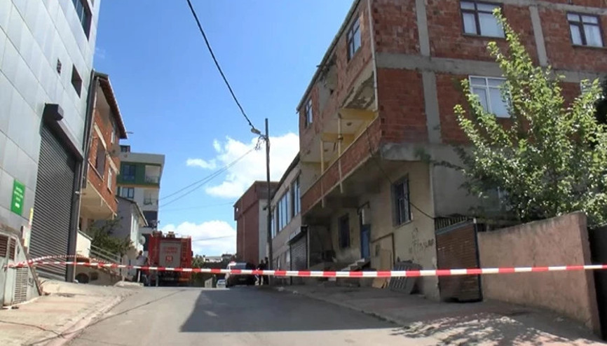 Sultanbeylide 3 katlı bina çökme riski nedeniyle boşaltıldı