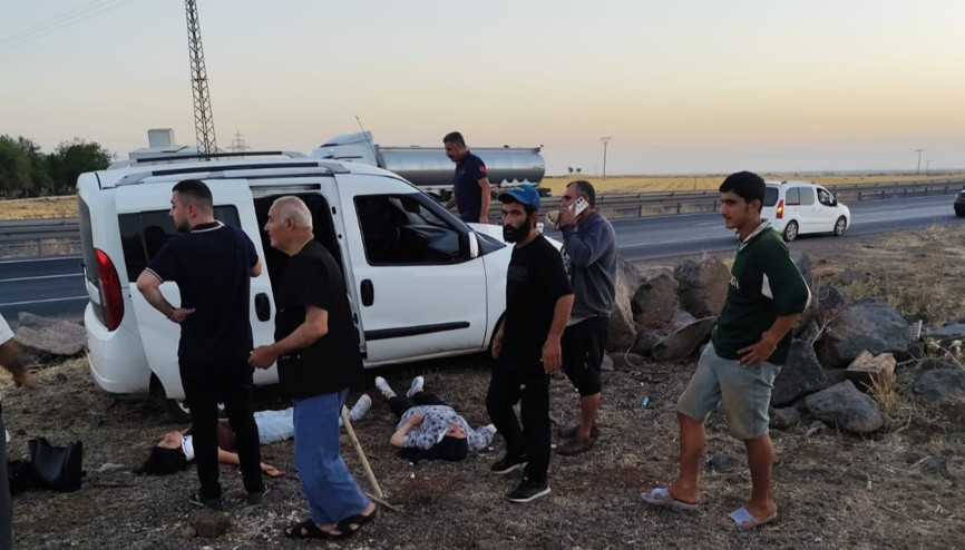 Mardinde şarampole devrilen hafif ticari araçtaki 4 kişi yaralandı Mardinde şarampole devrilen hafif ticari araçtaki 4 kişi yaralandı