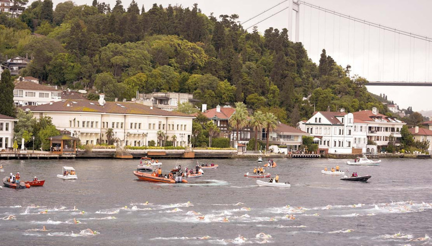 Rus yüzücü yarışmada kayboldu… Boğaz’da muamma