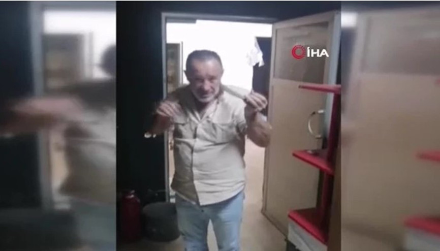 İş yerine giren 2 metrelik yılana Kanka diye hitap edip boynuna doladı İş yerine giren 2 metrelik yılana Kanka diye hitap edip boynuna doladı