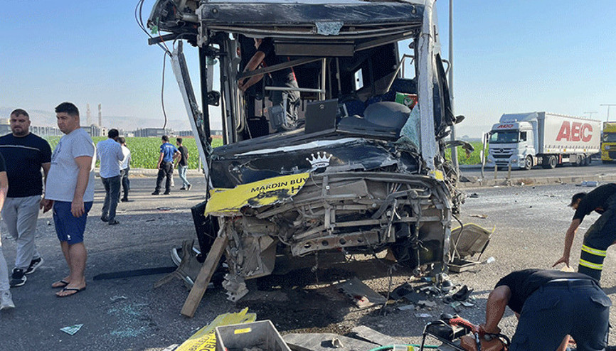 Mardinde feci kaza Özel halk otobüsü ile TIR çarpıştı: 1 ölü, 9 yaralı
