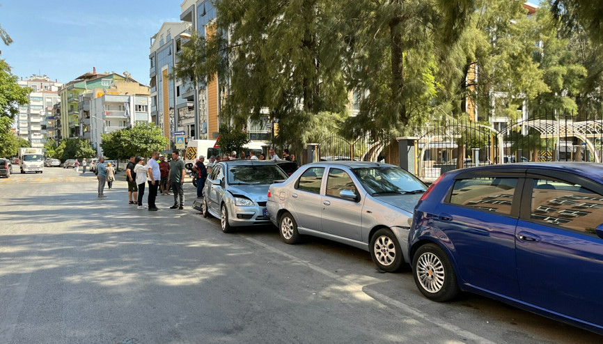 Servisten yeni çıkan otomobilini park ederken, 5 otomobile çarptı