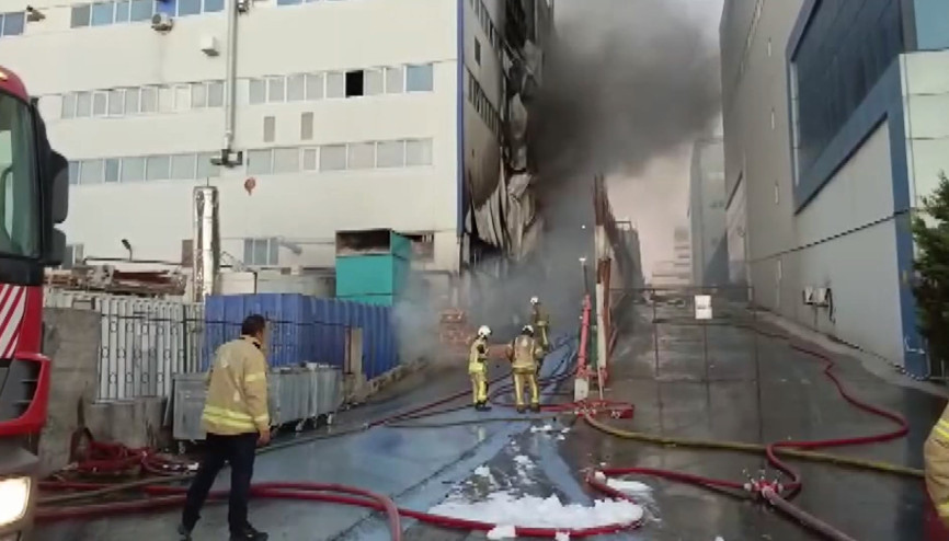 İstanbul- Arnavutköyde fabrika yangını; birçok ilçeden itfaiye ekibi sevk edildi
