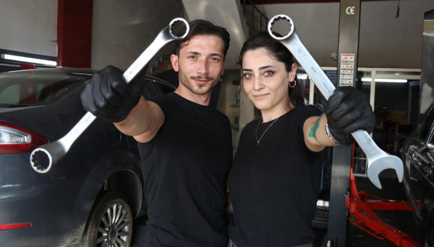 Eleman bulamayınca eşine işi öğretti Şaşırıyorlar ve tuhaf karşılıyorlar