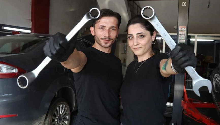 Eleman bulamayınca eşine işi öğretti Şaşırıyorlar ve tuhaf karşılıyorlar