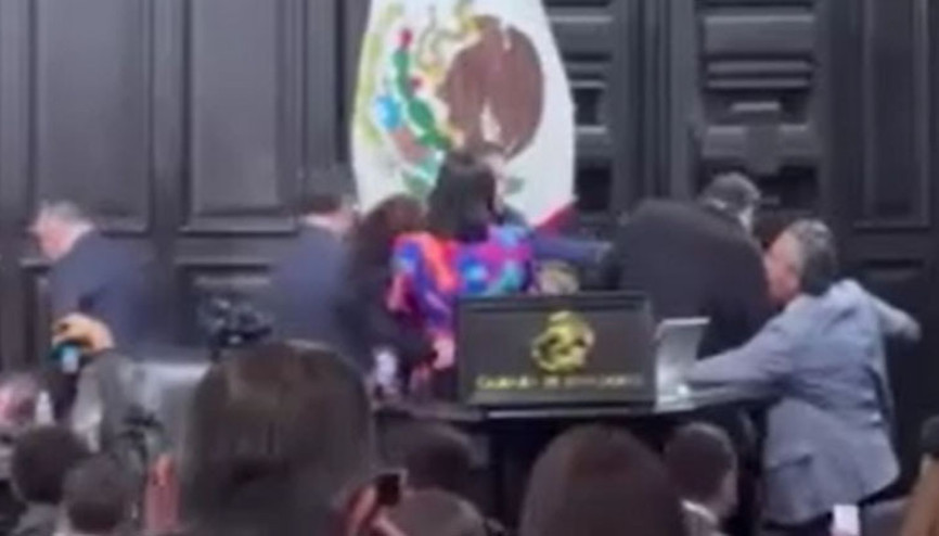 Senatoda kavga: Vekiller birbirine girdi