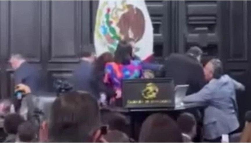 Meksika Senatosu’nda kavga Vekiller birbirine girdi