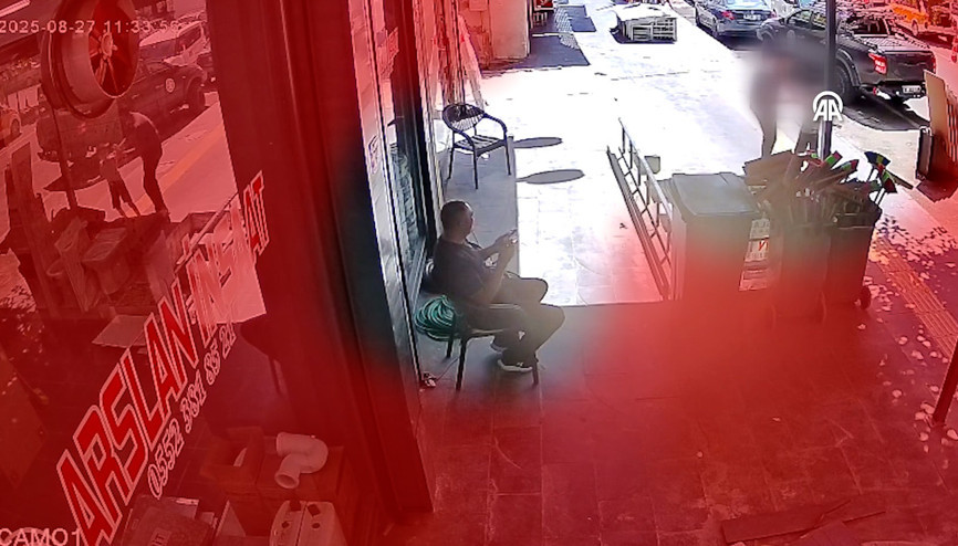 Çocuğu zorla götürmeye çalışan şüpheliye esnafın müdahalesi kamerada