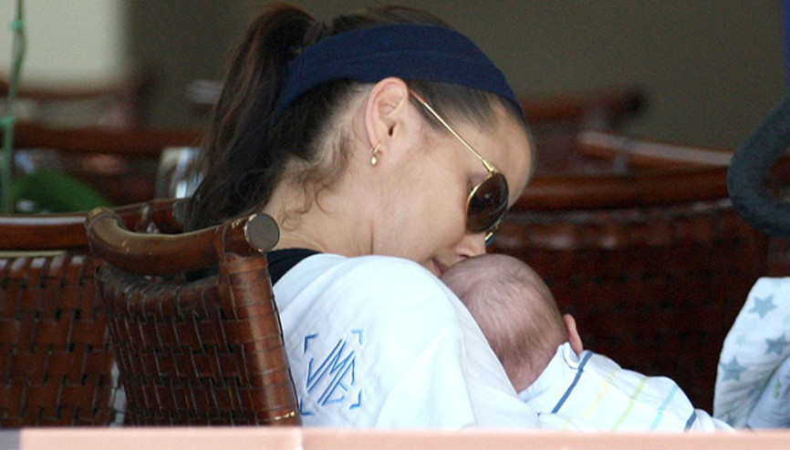 Karnında çocuğuyla bir başkası için terk edilmişti… Kucağındaki o küçük bebek şimdi boyunu geçti