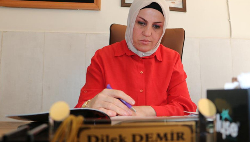 Önlüğü çıkartılıp gelinlik giydirilen muhtar üniversiteli oldu | Köz bir ateş gibi içinde yanıyordu