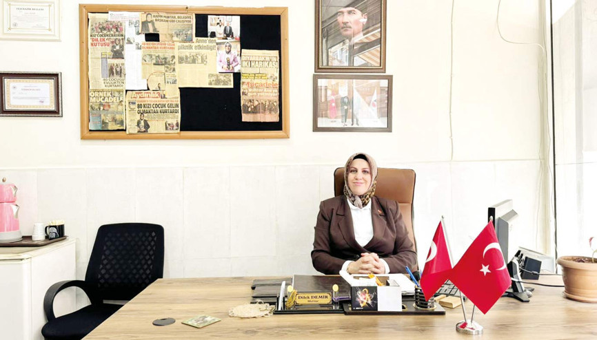 41 kızı erken yaşta evlilikten kurtaran ‘Muhtar Ana’ artık üniversiteli... Önlüğümü çıkardılar gelinlik giydirdiler