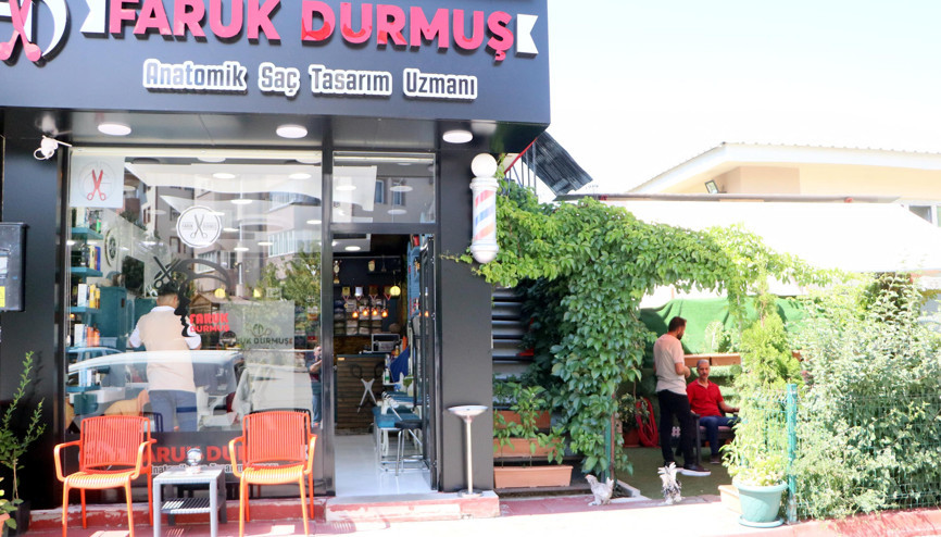 Ödüllü berberden sıra bekleyen müşterilere hobi bahçeli hizmet Ödüllü berberden sıra bekleyen müşterilere hobi bahçeli hizmet