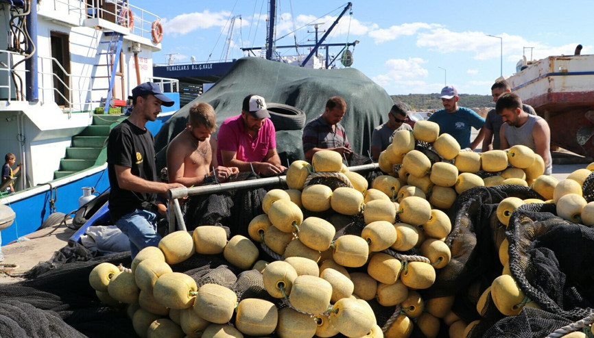 Çanakkalede balıkçılar av sezonu öncesi son hazırlıklarını yapıyor