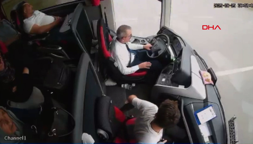 Samsunda yolcu otobüsünün çarptığı, 2 kişinin öldüğü kazanın yeni görüntüleri