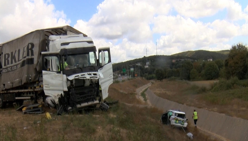 Çekmeköyde TIRın çarptığı jandarma aracı su kanalına düştü