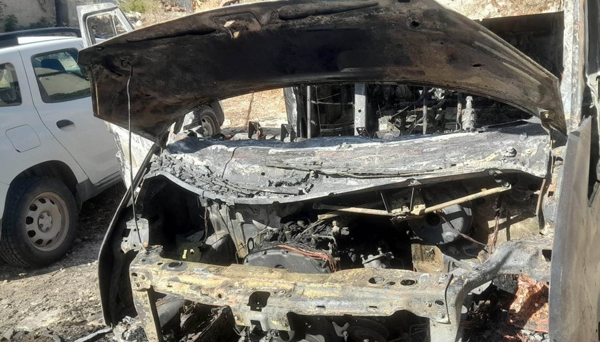 Hatay’da pazarcı kadının minibüsü yandı Hatay’da pazarcı kadının minibüsü yandı