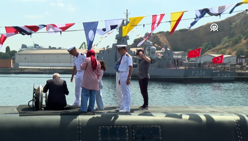 TCG Sakarya ve TCG Hızırreis denizaltılarına ziyaretçilerden yoğun ilgi