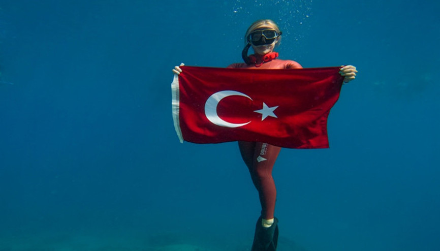 Şahika Ercümenden batık tanka Türk bayrağıyla dalış