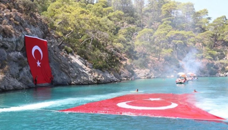 Denizde Türk bayraklı ‘30 Ağustos’ kutlaması