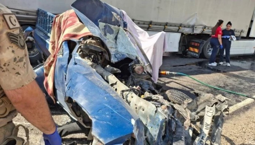 Hakkari’de kamyonet ile TIR çarpıştı: Ölü ve yaralılar var