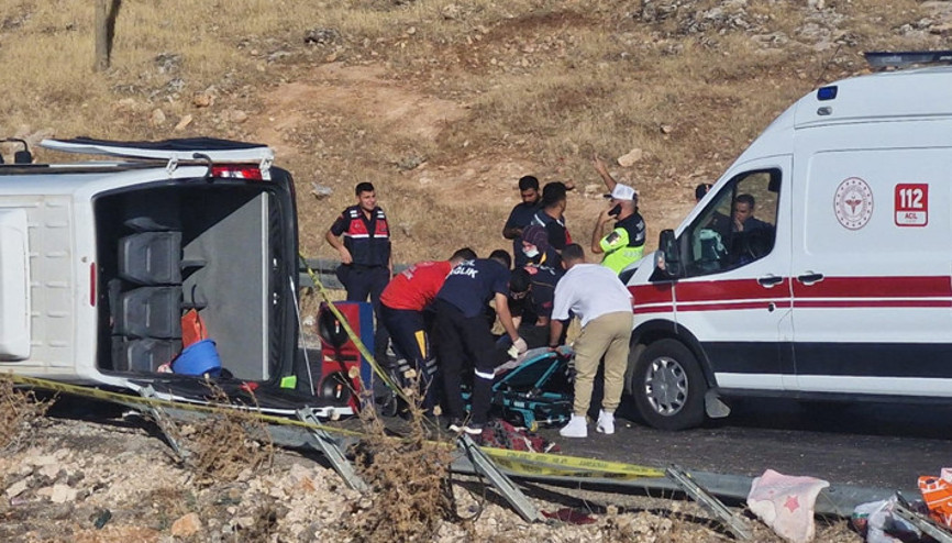 Diyarbakırda feci kaza Minibüs devrildi: 1 ölü, 3ü ağır 16 yaralı