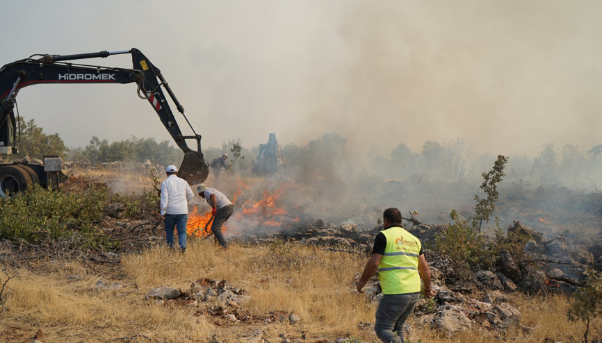 Mardindeki örtü yangını 5 saatte söndürüldü