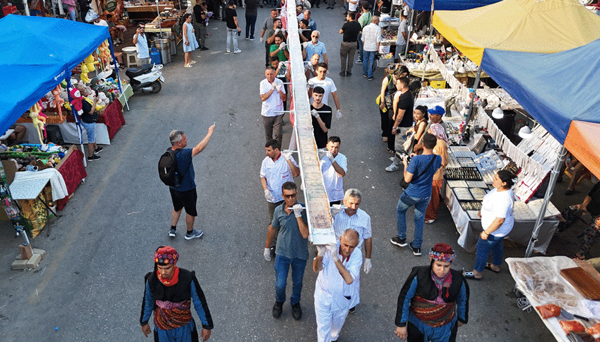 Karacasudaki festivalde 13 buçuk metrelik tahinli pide yapıldı Karacasudaki festivalde 13 buçuk metrelik tahinli pide yapıldı