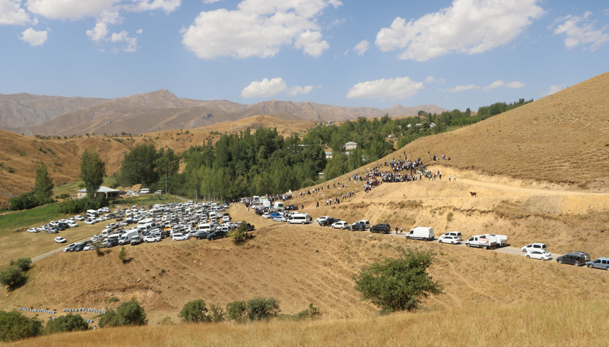 Kazada ölen aynı aileden 5 kişi, yakınlarının düğününe gidiyormuş Kazada ölen aynı aileden 5 kişi, yakınlarının düğününe gidiyormuş
